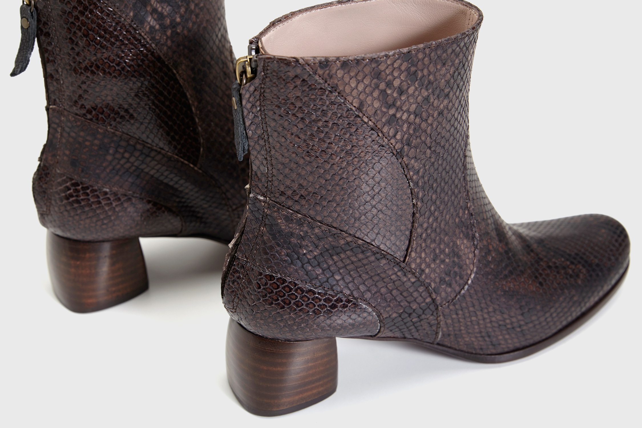 Dorotea botín de tacón medio Edna pitone testa fw18 detalle